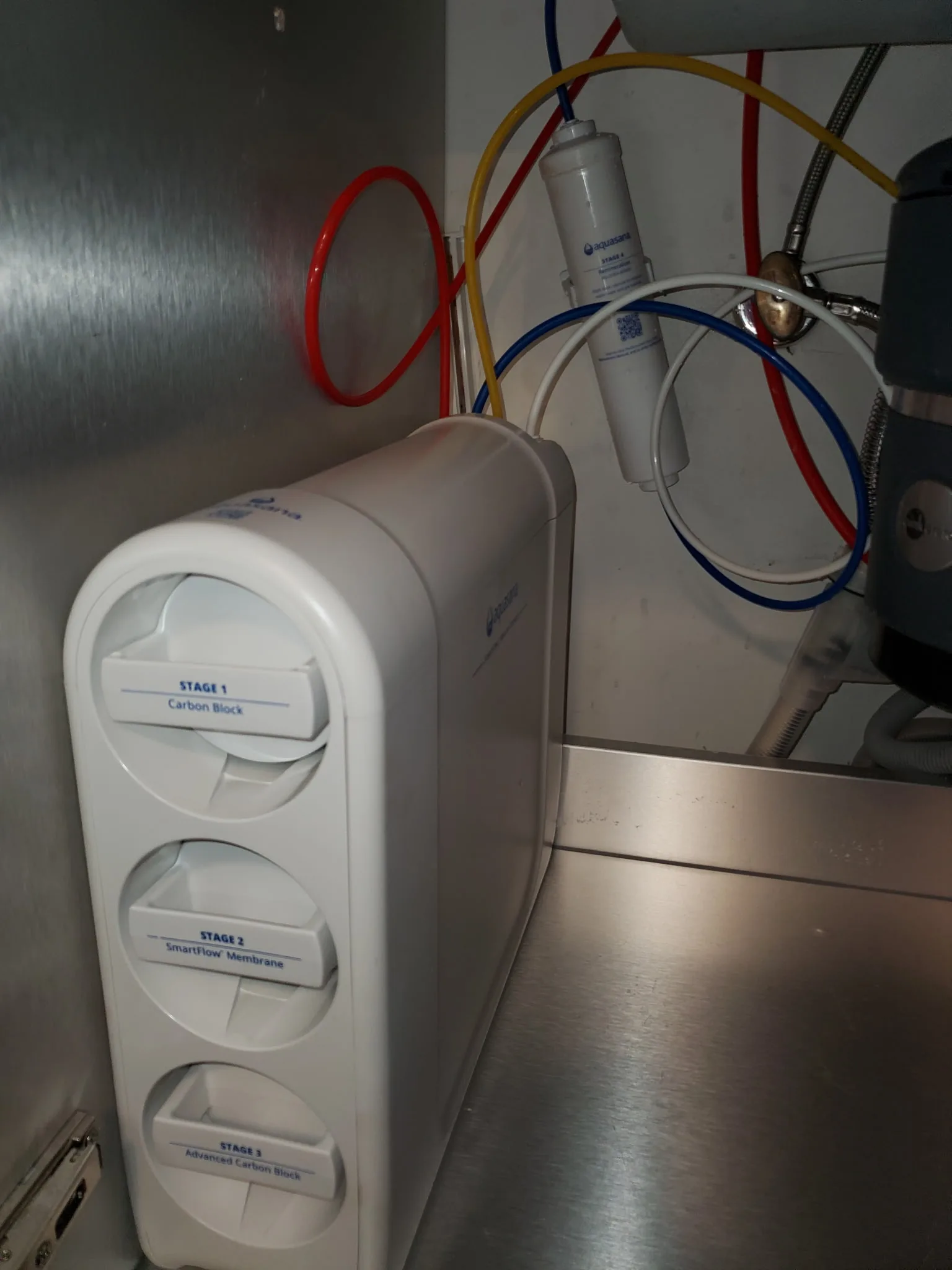 Under-sink 3-stage water filtration system with labeled carbon and membrane filters